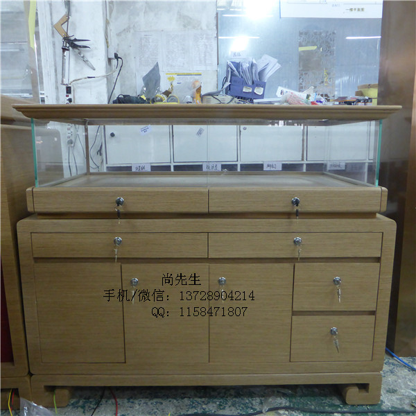 木質(zhì)珠寶展柜.jpg