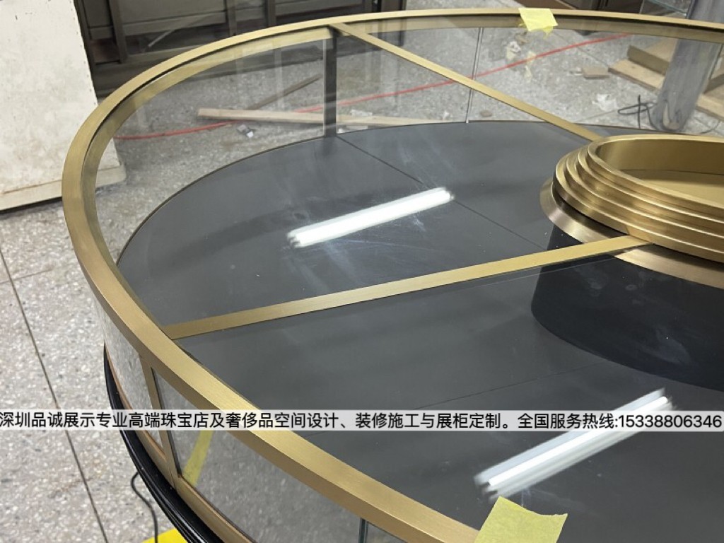 深圳品誠橢圓形珠寶展示柜臺設(shè)計效果圖3.jpg