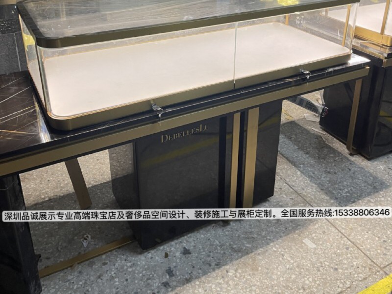 深圳品誠珠寶展示柜臺設(shè)計效果圖2_副本.jpg