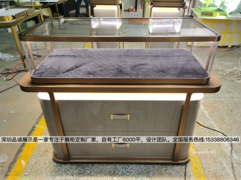 深圳品誠展示簡約珠寶展示柜設(shè)計效果2.jpg
