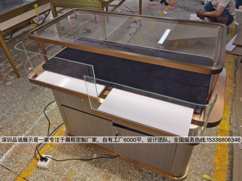 深圳品誠展示簡約珠寶展示柜設(shè)計效果1.jpg