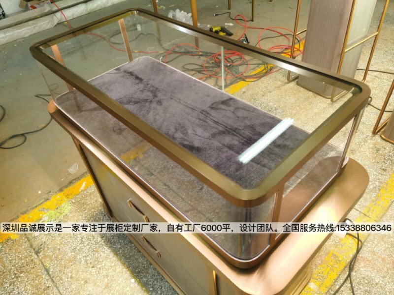 深圳品誠展示簡約珠寶展示柜設(shè)計效果3.jpg 深圳品誠展示簡約珠寶展示柜設(shè)計效果3.jpg
