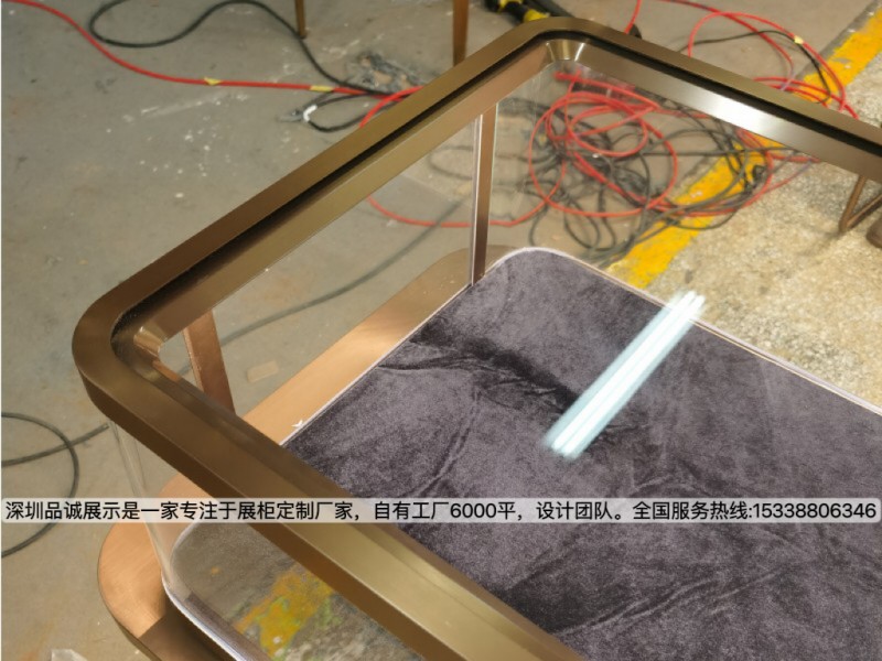 深圳品誠展示簡約珠寶展示柜設(shè)計效果4.jpg