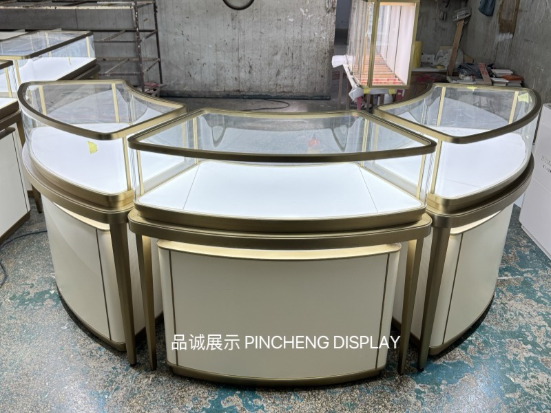 珠寶展柜定做效果，深圳品誠(chéng)展示.jpg